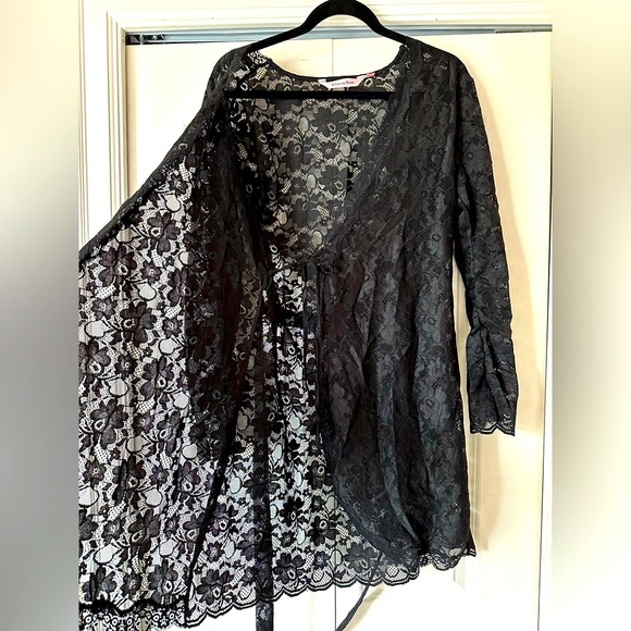 Beautiful Black Lace Robe with Scalloped Edges - Picture 4 of 4